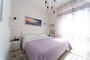 2 habitaciones, tabla de planchar con plancha y cuna de viaje 