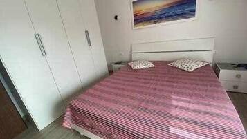 2 makuuhuonetta, silitysrauta/-lauta, vauvan matkasänky, ilmainen Wi-Fi