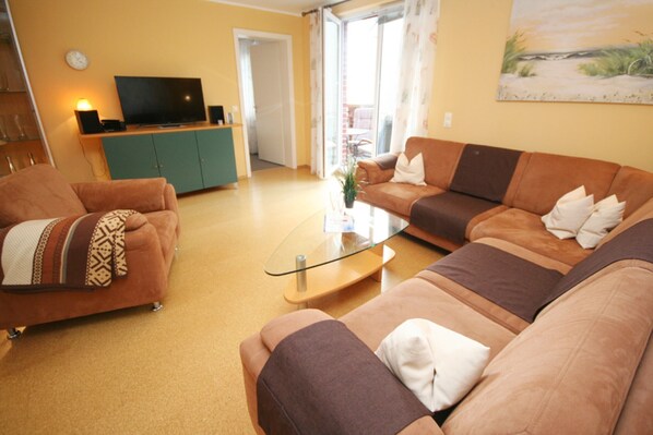 Una televisión, un reproductor de DVD, un reproductor estéreo