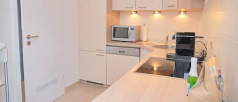 Frigorifero, microonde, forno, piano cottura