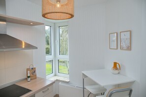 Fridge, microwave, oven, stovetop - An der Paaschburg, Reihenhaus Inkl. Wlan neu Renoviert im Frühjahr 2023 (Grömitz)