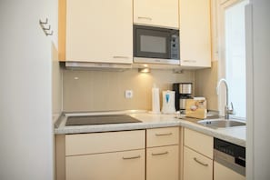 Réfrigérateur, micro-ondes, plaque de cuisson, lave-vaisselle