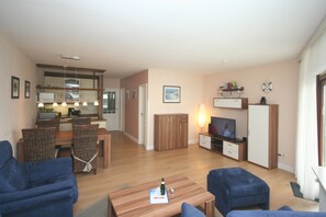 TV, DVD-spiller og stereoanlegg