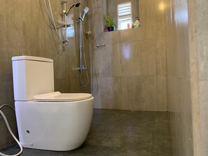 SĂšche-cheveux, serviettes fournies, savon, shampoing