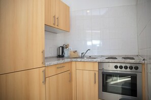 Kühlschrank, Ofen, Herdplatte, Wasserkocher mit Kaffee-/Teezubehör