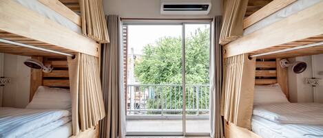 4 bedrooms, desk, WiFi