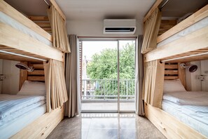 4 bedrooms, desk, WiFi - Coliving & Coworking Space in the heart of Chiang Mai close to Nimman (Chang Wat Chiang Mai)