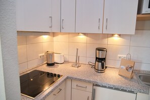 Frigorífico, microondas, placa de cocina y cafetera o tetera