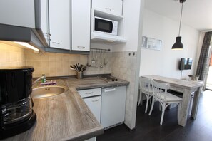 Kjøleskap, mikrobølgeovn, kokeplater og oppvaskmaskin