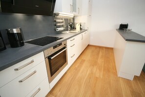 Fridge, microwave, oven, stovetop - Refugium Mittelweg 44 c, Strandkorb & Wlan Inklusive (Grömitz)