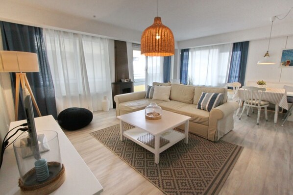 Una televisión, un reproductor estéreo