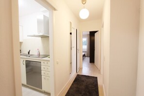 Kjøleskap, mikrobølgeovn, kokeplater og oppvaskmaskin