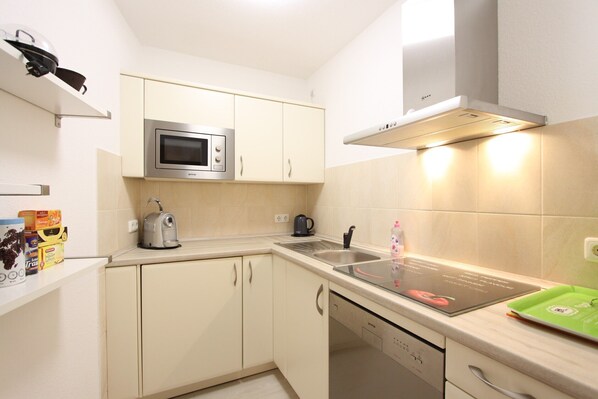 Fridge, microwave, stovetop, dishwasher