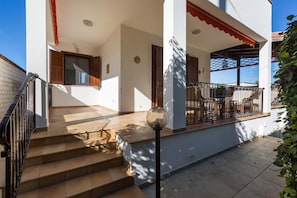 A residential building with a balcony, steps, and a railing. - 3672 Villa Acquamarina by Barbarhouse (Porto Cesareo)