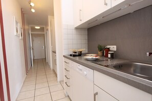 Kühlschrank, Mikrowelle, Herdplatte, Geschirrspüler