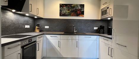 Frigorífico, horno, placa de cocina y lavavajillas