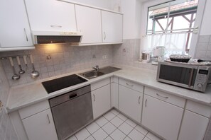 Fridge, microwave, stovetop, dishwasher - Holiday am Deich App. 42 Inkl. Wlan und Strandkorb (Grömitz)