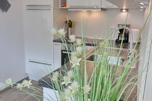 Kjøleskap, mikrobølgeovn, ovn og kokeplater