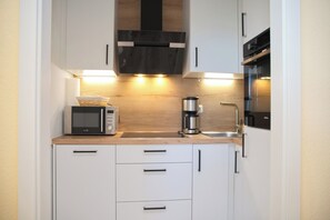 Kylskåp, ugn, spishäll och kaffe- och tebryggare