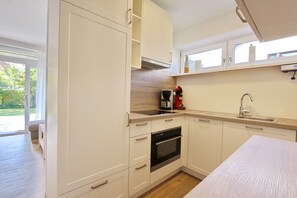 Kjøleskap, mikrobølgeovn, ovn og kokeplater