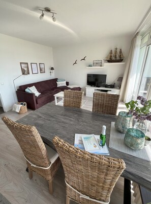 TV, DVD-spiller og stereoanlegg