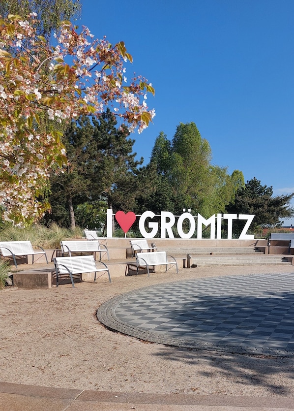 A park area with a sign reading "I ♥ GRÖMITZ" and several benches. - Haus Baltic App. 120 Inkl. Wlan (Grömitz,)