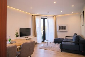 تلفزيون، مدفأة، ستيريو