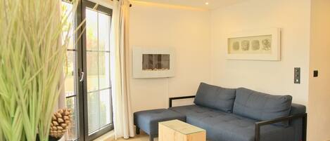 Una televisión, una chimenea, un reproductor estéreo