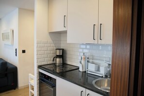 Kühlschrank, Ofen, Herdplatte, Wasserkocher mit Kaffee-/Teezubehör