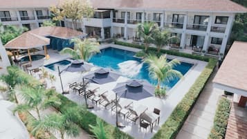 3 piscines extérieures, parasols de plage, chaises longues