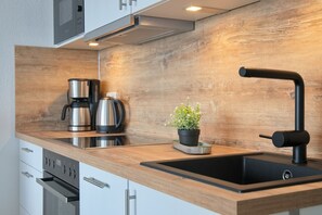 冷蔵庫、電子レンジ、オーブン、コンロ