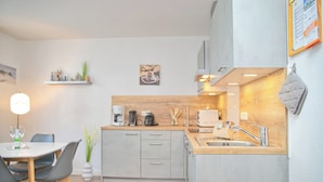 Una cocina moderna con encimera de madera, un fregadero y una cafetera.