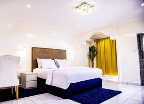 Departamento | 1 habitación y tabla de planchar con plancha