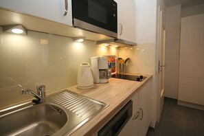 Kühlschrank, Mikrowelle, Herdplatte, Geschirrspüler