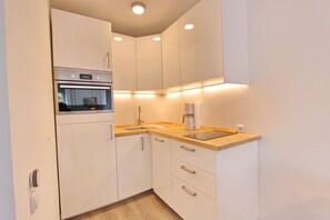 Kjøleskap, ovn, kokeplater og oppvaskmaskin