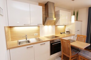 Kjøleskap, mikrobølgeovn, ovn og kokeplater