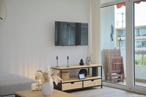 TV, bøker og stereoanlegg