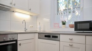 コーヒー / ティーメーカー、冷蔵庫、電子レンジ、オーブン