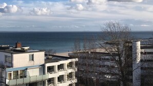 A coastal view with modern buildings, a clear sky, and the sea in the background. - Miramar App. 707 Inkl. Wlan (Grömitz)