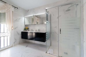 Shower, towels