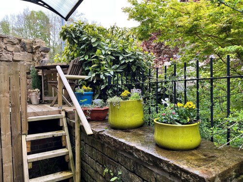 Spacious Quiet Apartment with Log Burner & Patio in the Centre ofHebden Bridge .