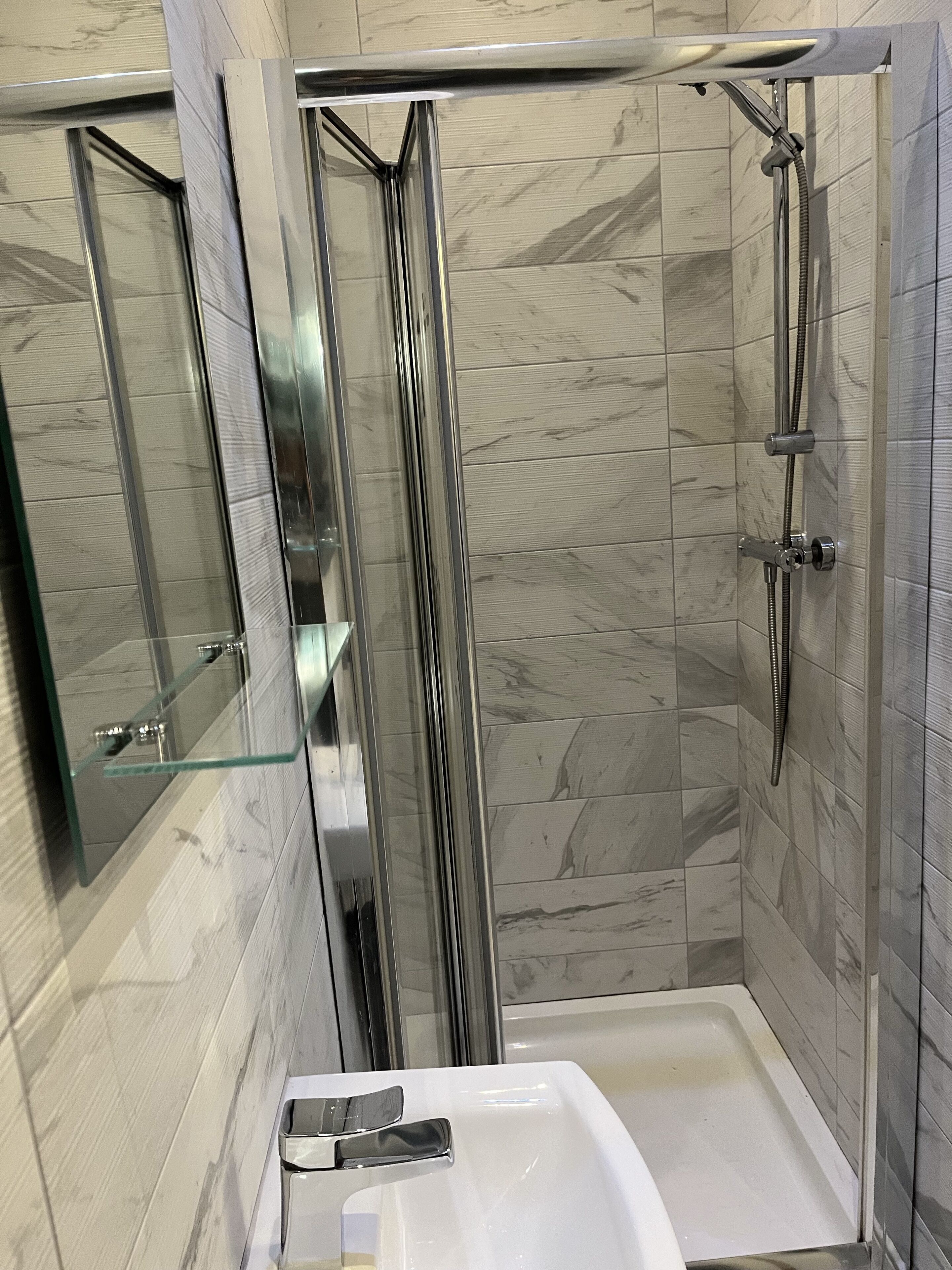 Dusche, Haartrockner, Handtücher, Toilettenpapier