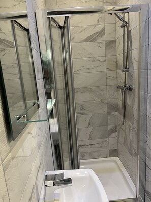 تجهيزات دش، مجففات شعر، مناشف، ورق حمّام