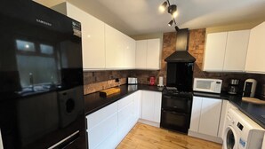 Coffee/tea maker, fridge, microwave, oven - Royd Villas,Spacious &Quiet,Log Burner,Patio & TV bed in Centre of Hebden Bridge (Hebden Bridge)