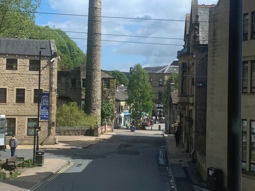 Spacious Quiet Apartment with Log Burner & Patio in the Centre ofHebden Bridge .