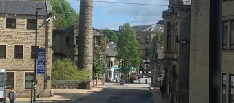 Spacious Quiet Apartment with Log Burner & Patio in the Centre ofHebden Bridge .