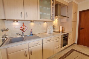 Kjøleskap, ovn, kokeplater og oppvaskmaskin