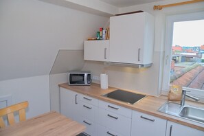 Geladeira, micro-ondas, cooktop, lava-louças