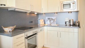 Kaffetrakter/tekoker, kjøleskap, mikrobølgeovn og ovn