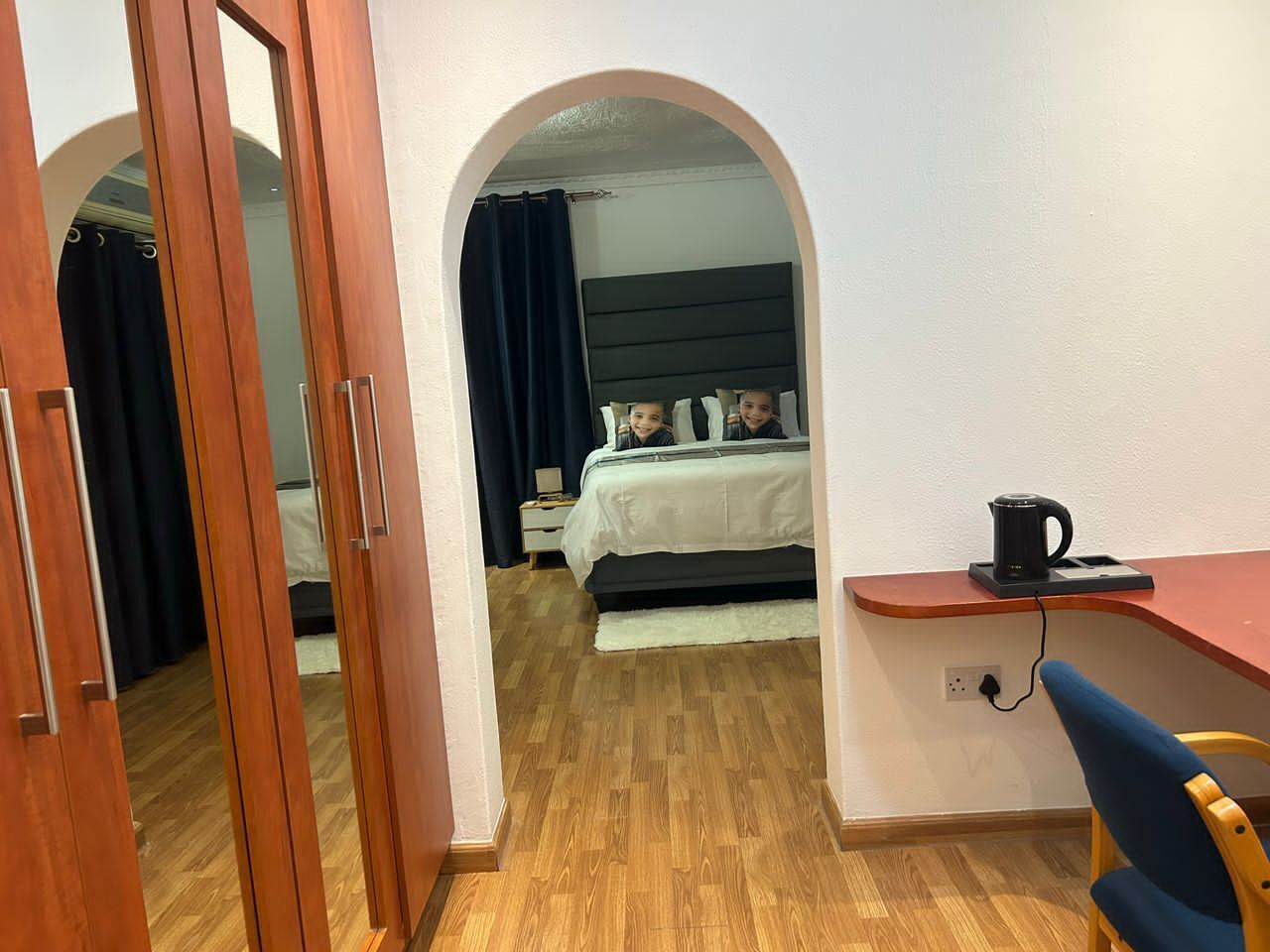 6 habitaciones, escritorio y tabla de planchar con plancha 